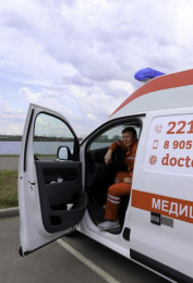 Машина скорой помощи с открытой дверью